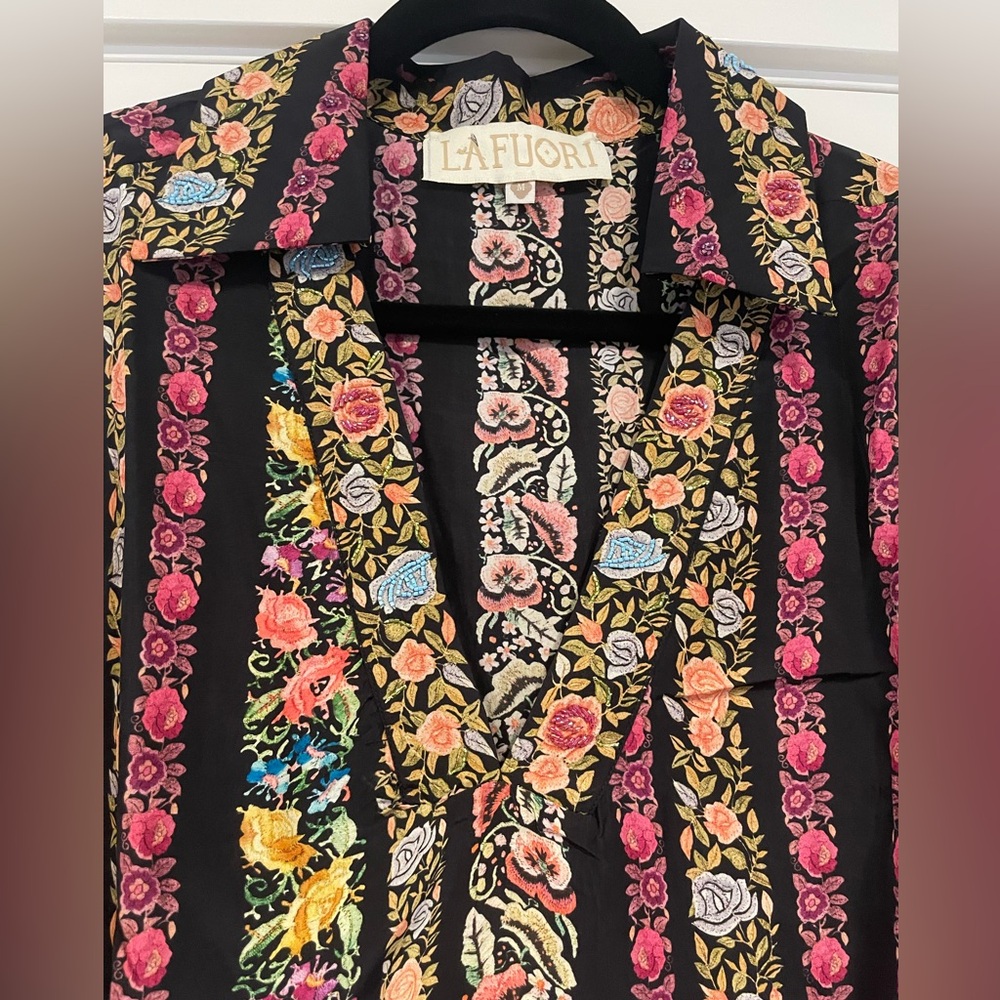 La Fuori Kesa Printed Top with Beading NWT size M - Picture 2 of 5